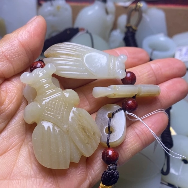 和田玉未镶嵌把件