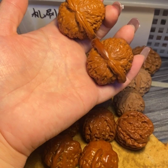 文玩核桃吊坠橙白狮子