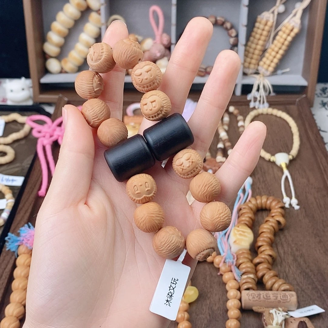 白玉菩提吊坠猴头拉布布