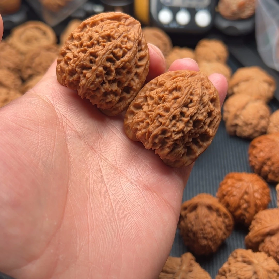 核桃红皮南疆石文玩把件