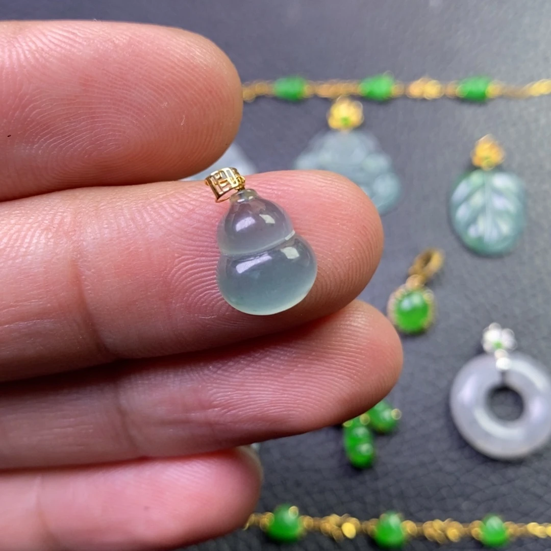 翡翠18K金镶嵌颈饰丹****?