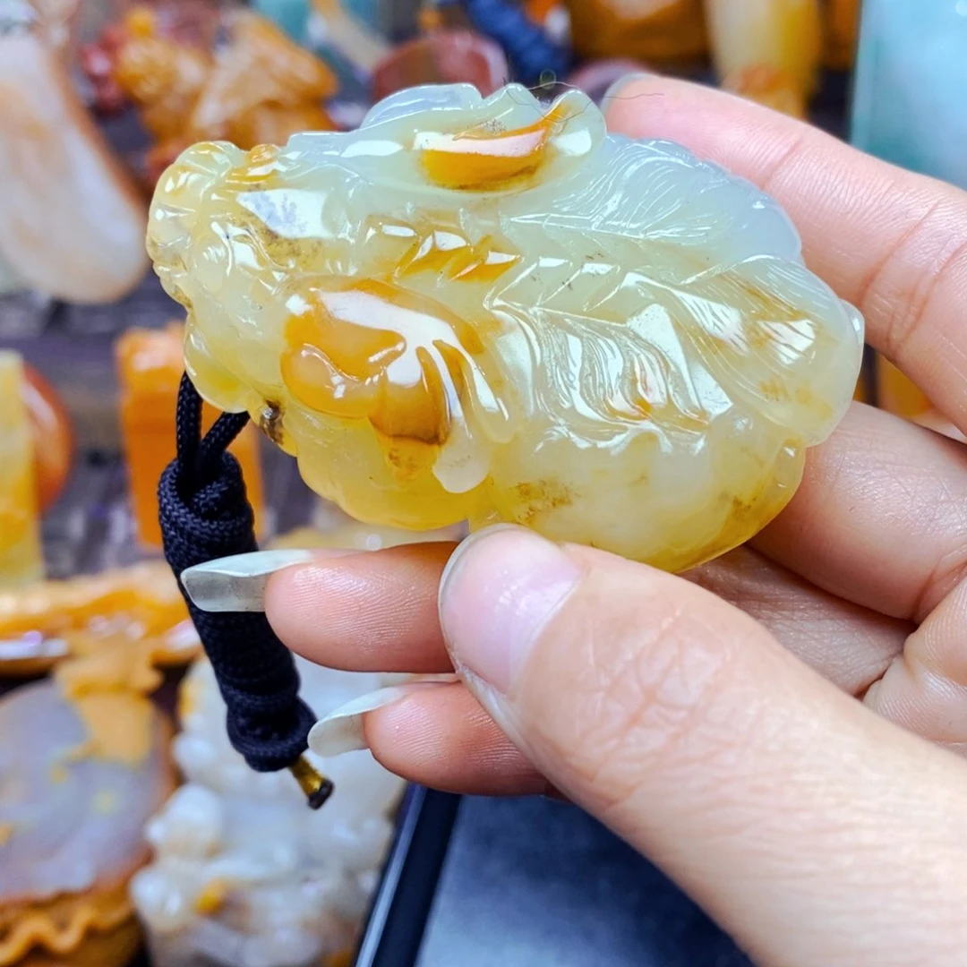 石英质玉（黄龙玉）未镶嵌颈饰