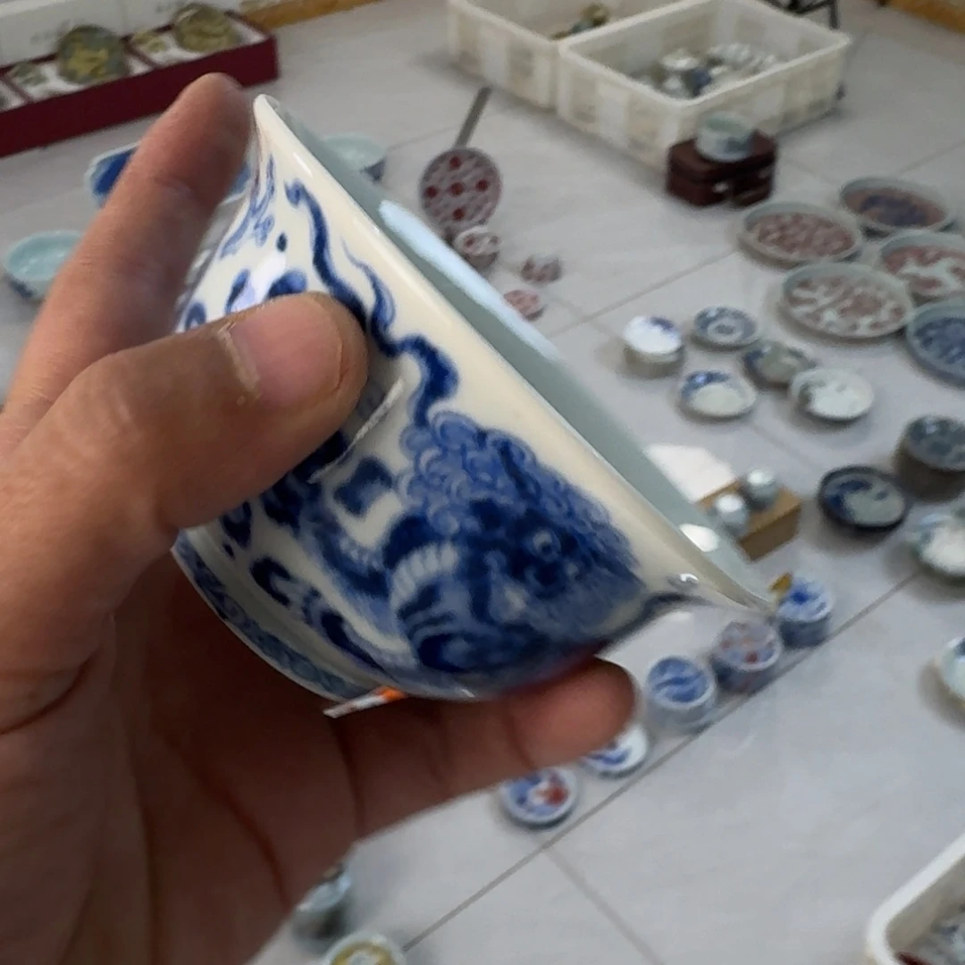 陶摆件青花狮子大压手