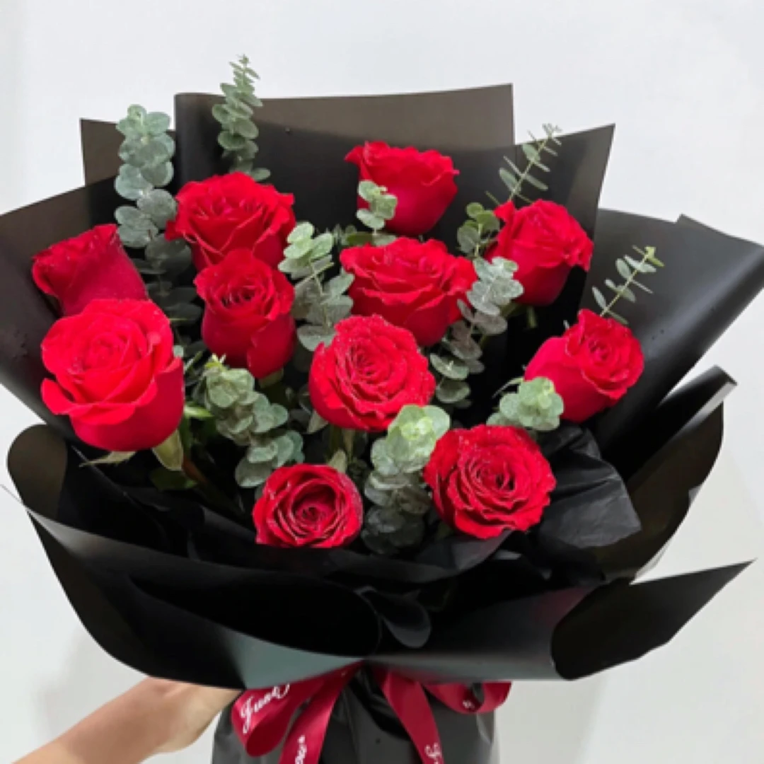 【经典的爱】214情人节11支红玫瑰尤加利叶混搭花束