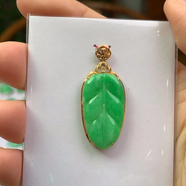 翡翠18K金镶嵌颈饰翡翠吊坠