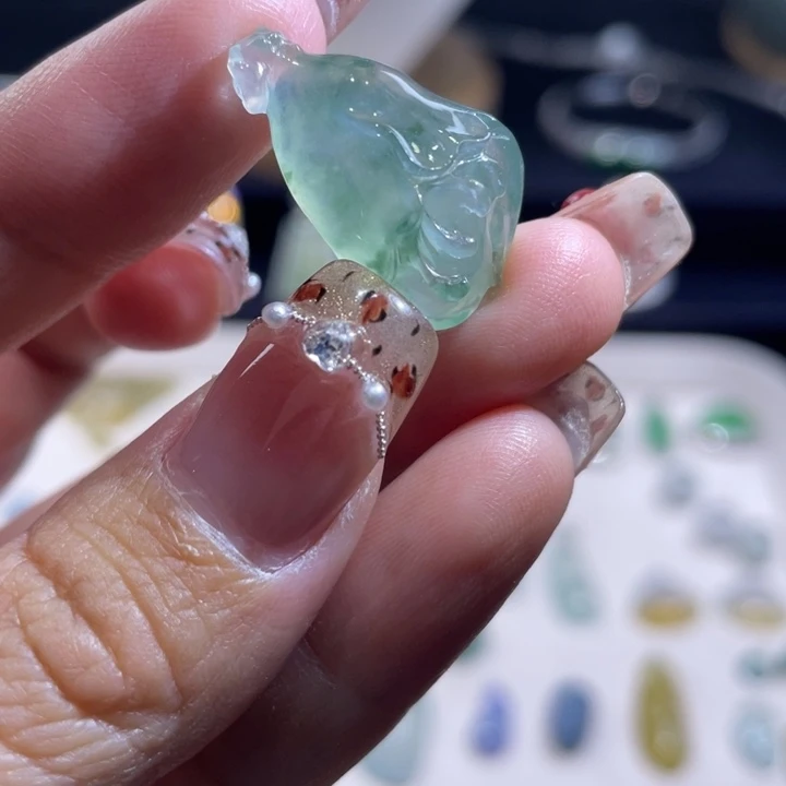翡翠未镶嵌颈饰玉兰花