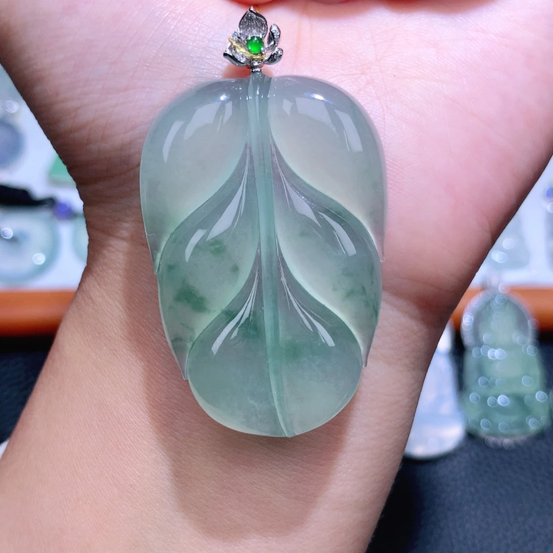 颈饰18K金镶嵌翡翠叶子