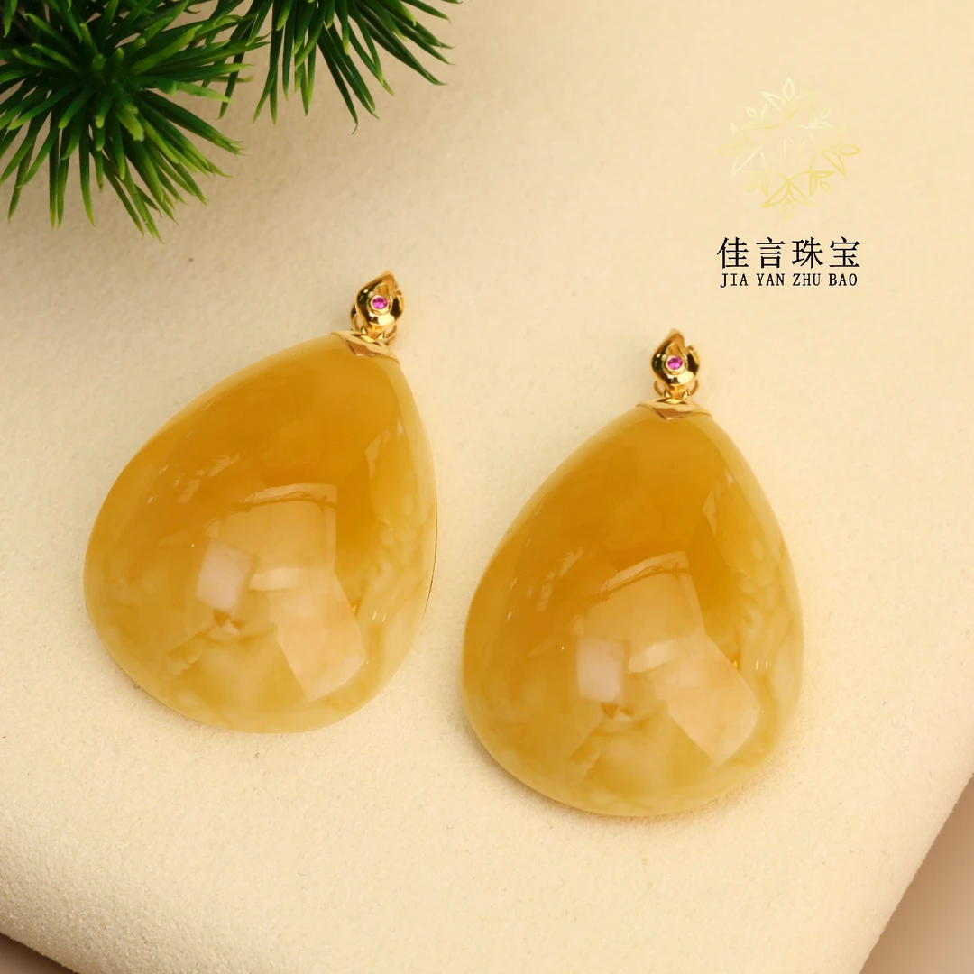 佳言珠宝18K金蜜蜡妖花水滴吊坠多样性发其一PBXCC0104204