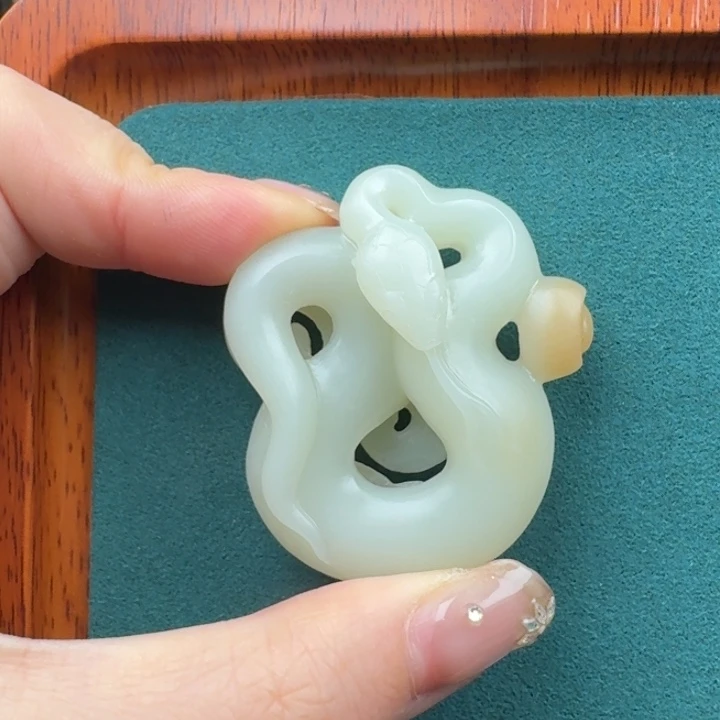 和田玉颈饰未镶嵌?