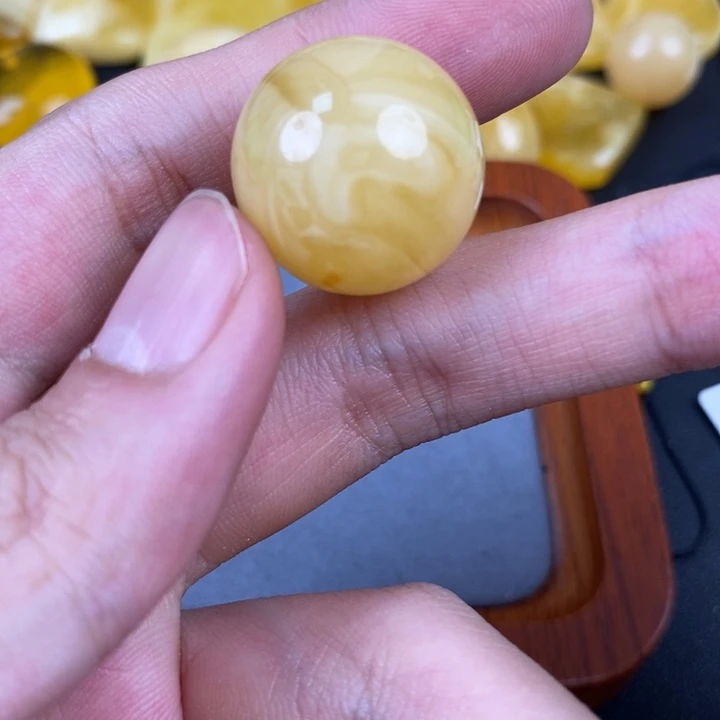 未镶嵌琥珀裸石微瑕192