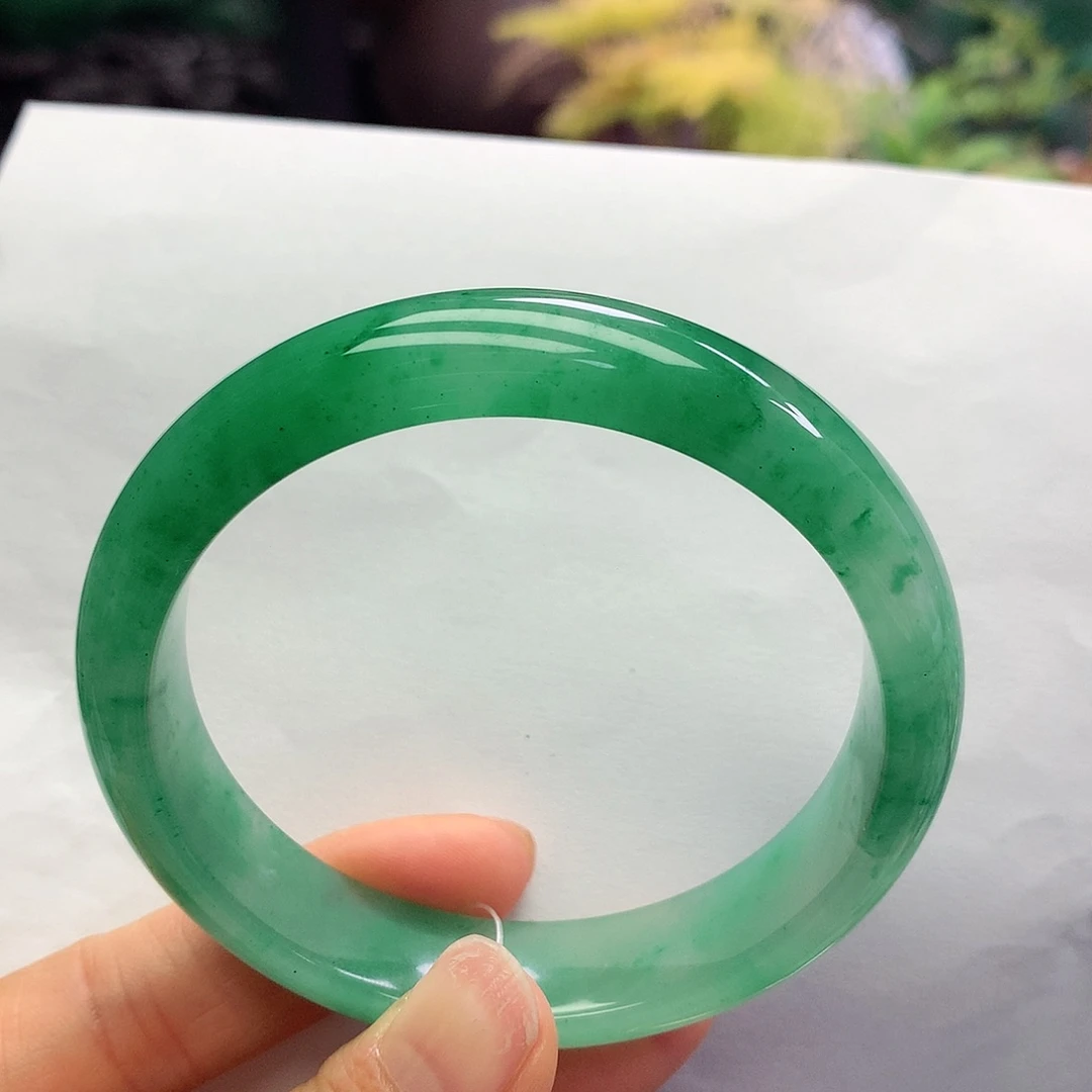 石英质玉手镯未镶嵌干****?