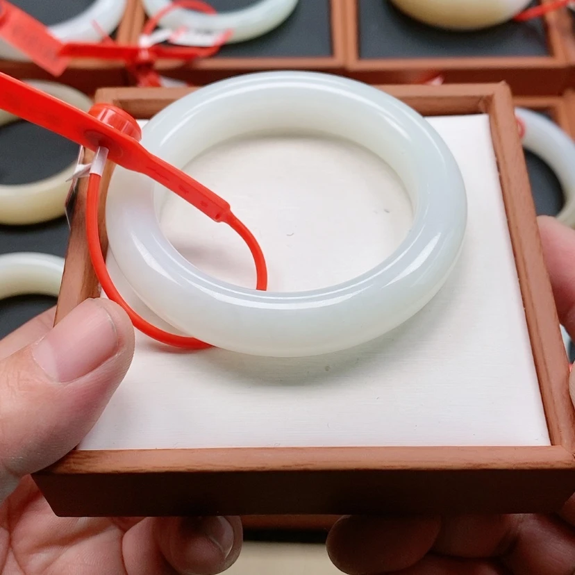 【闪购商品】未镶嵌手镯和田玉阳****?