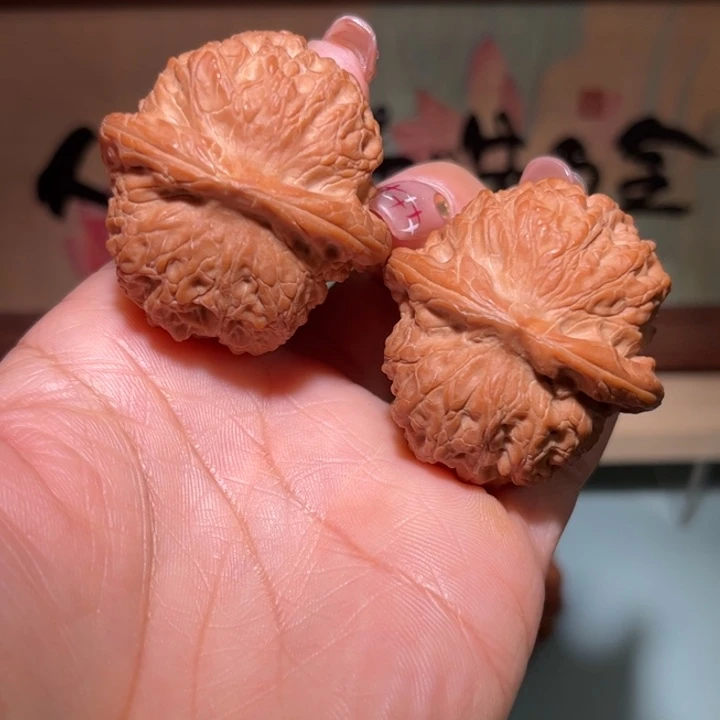 文玩核桃吊坠血麒麟