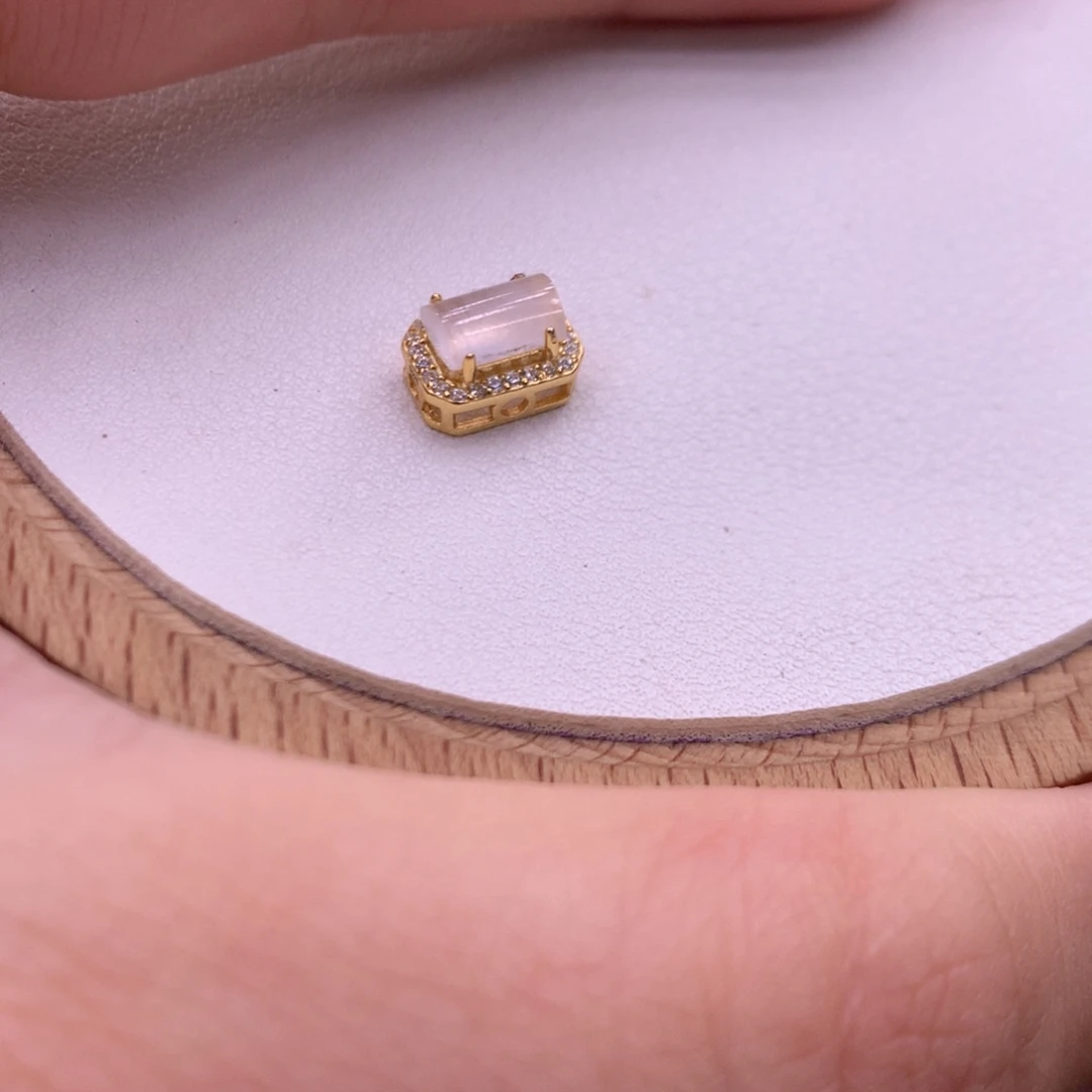 小***乔翡翠未镶嵌颈饰你是