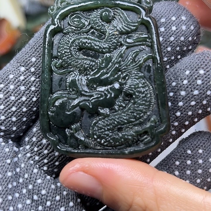 未镶嵌透闪石质玉珠宝奇石