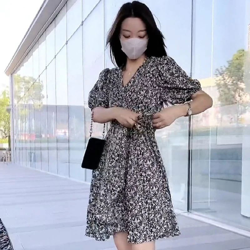 裙子夏季2025新款甜辣风V领一片式系带收腰荷叶边知性风温柔女装