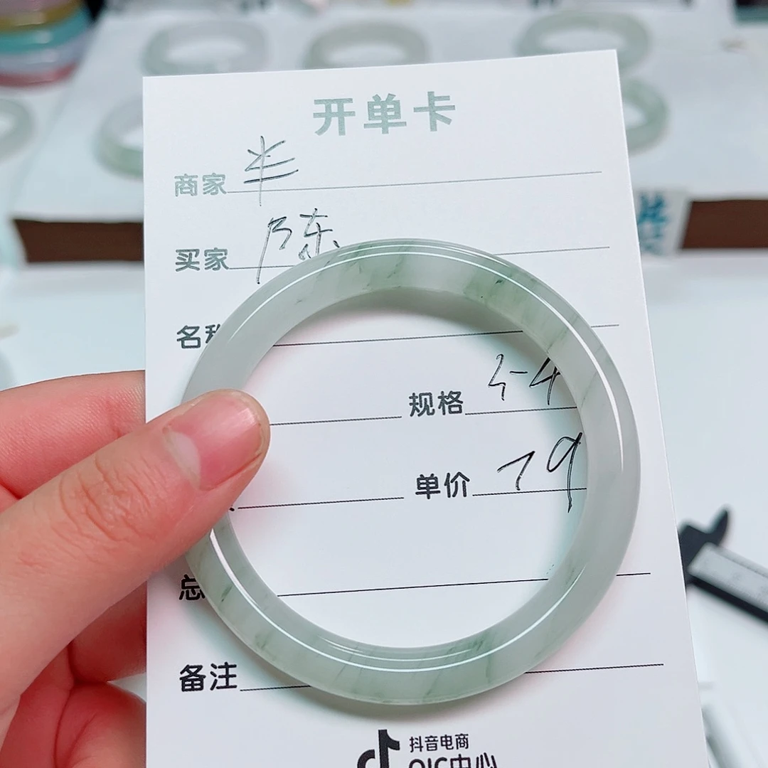 陈***今石英岩玉未镶嵌手镯