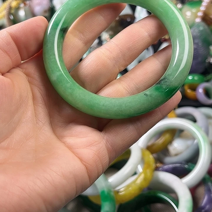 郝***八翡翠未镶嵌颈饰翡翠未镶嵌硕饰