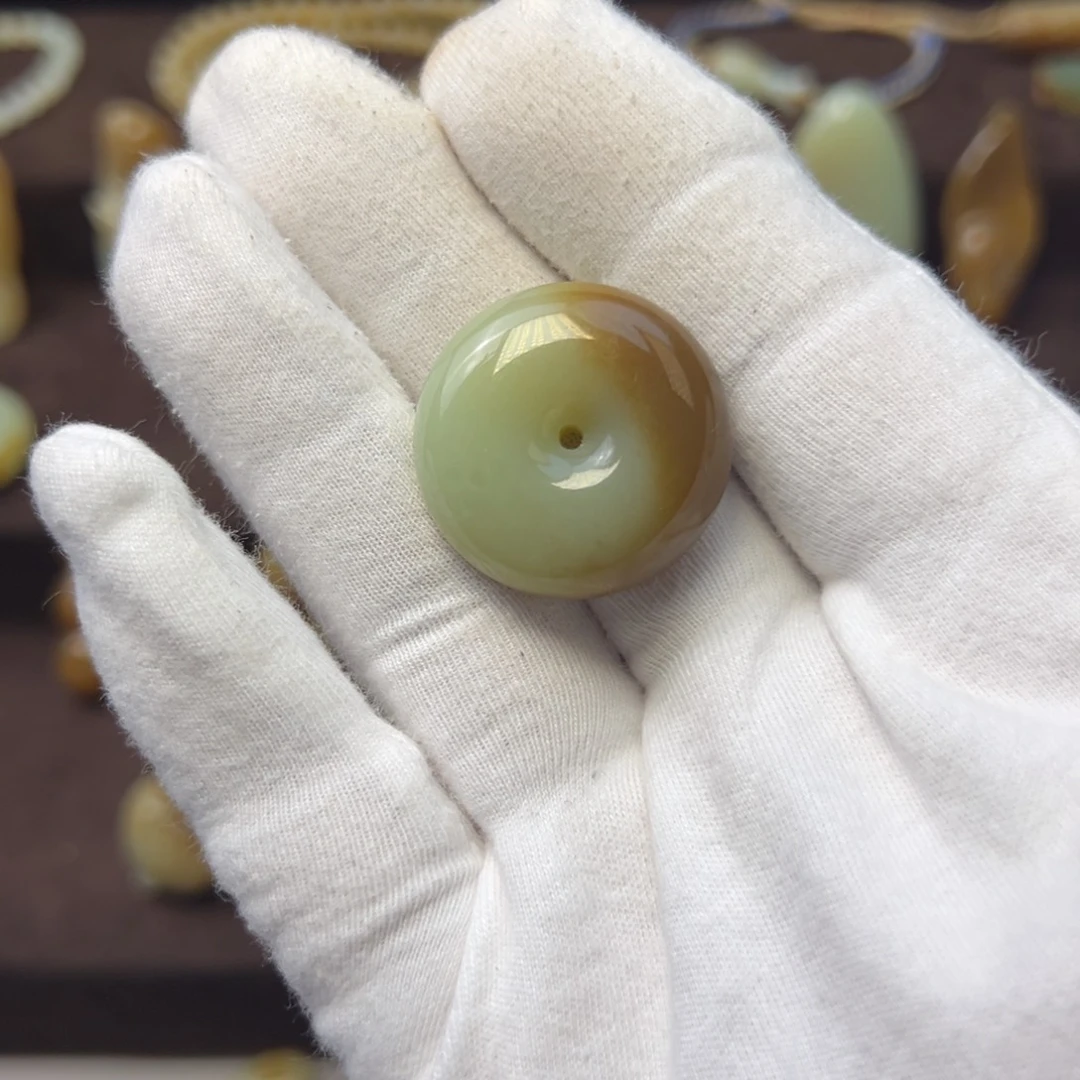 满***待和田玉（糖玉）未镶嵌颈饰