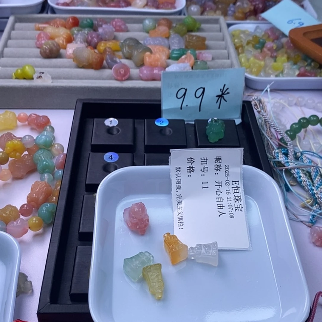 玛瑙/玉髓雕刻件未镶嵌开***人