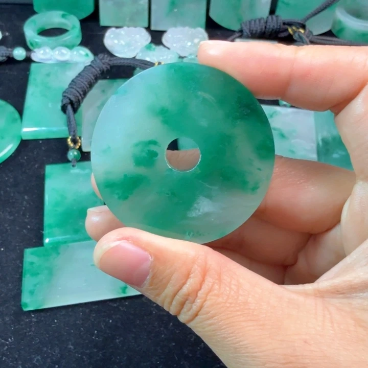 石英质玉未镶嵌颈饰