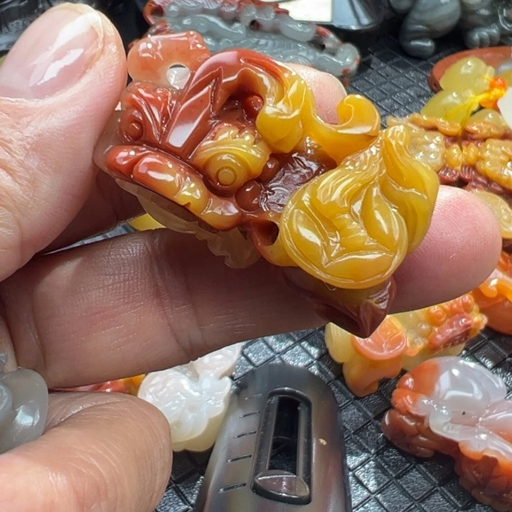 石英质玉（黄龙玉）颈饰未镶嵌善**宝