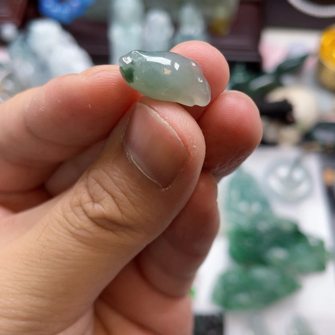 翡翠未镶嵌颈饰河豚