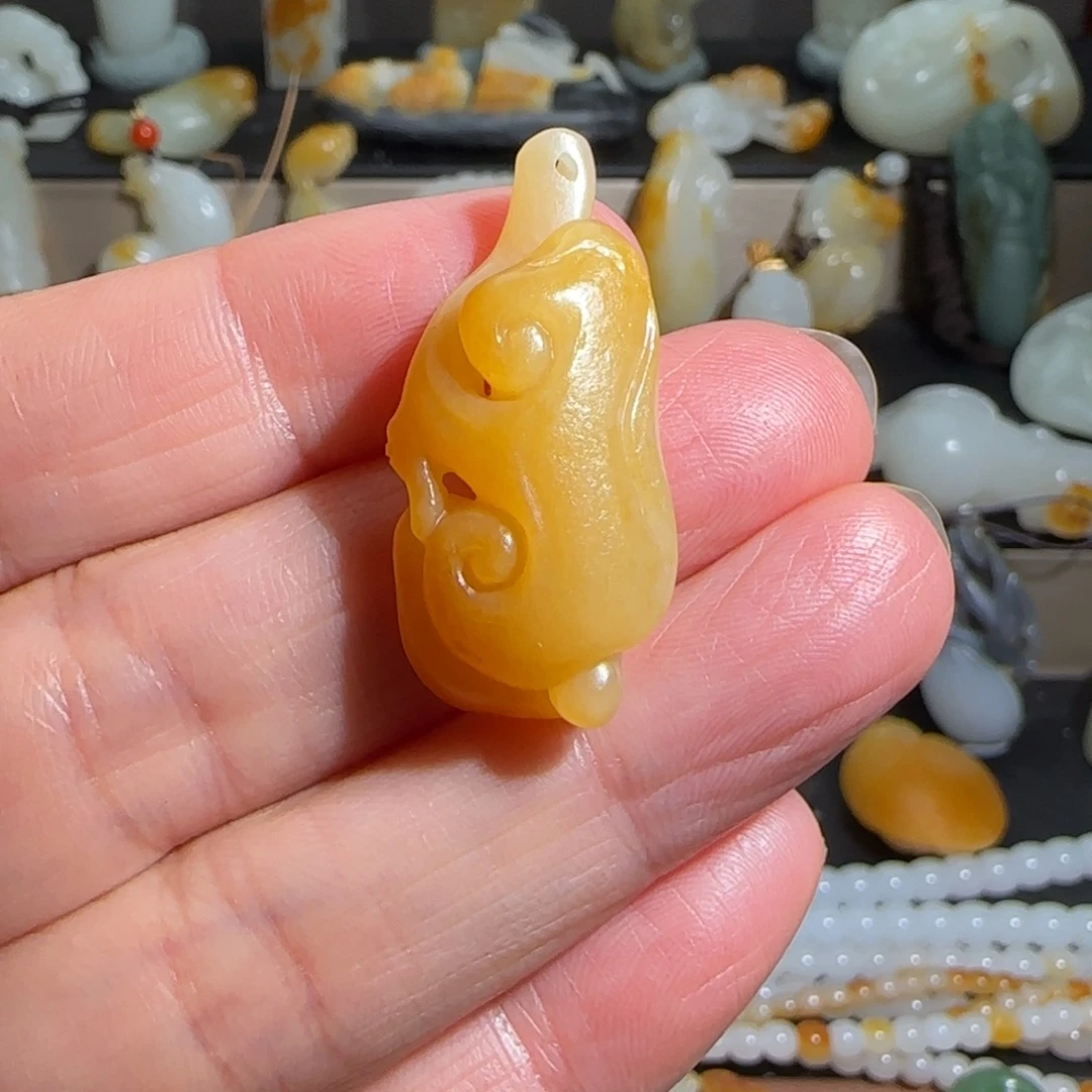 家***妮和田玉未镶嵌颈饰