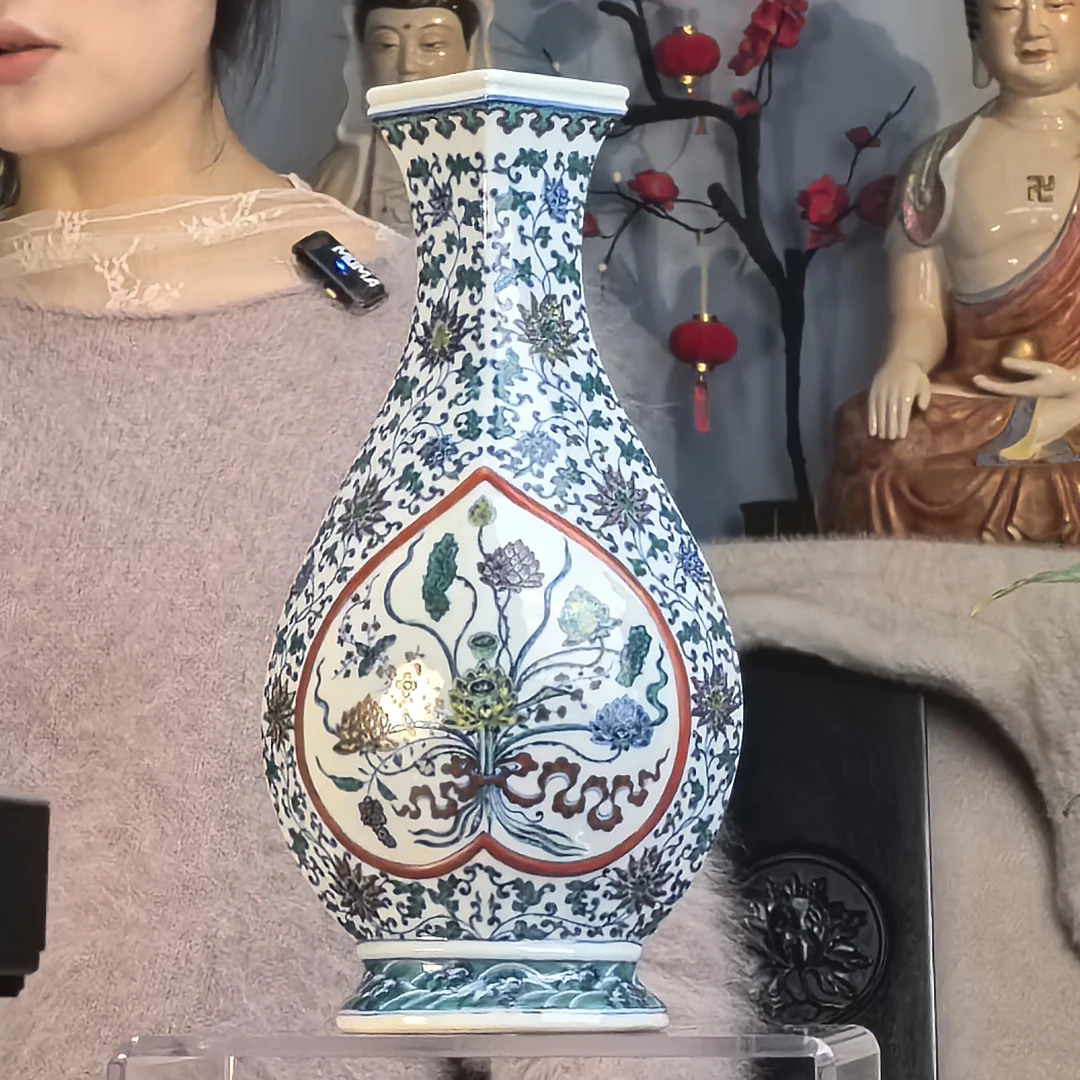 清 斗彩缠枝花卉莲纹开窗菱形玉壶春瓶