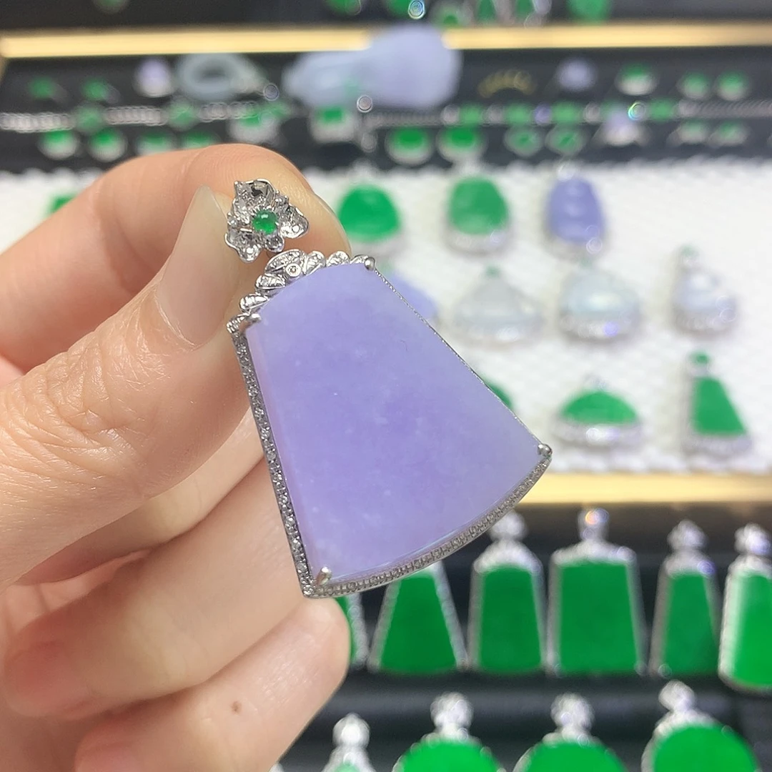 颈饰18K金镶嵌翡翠吊坠