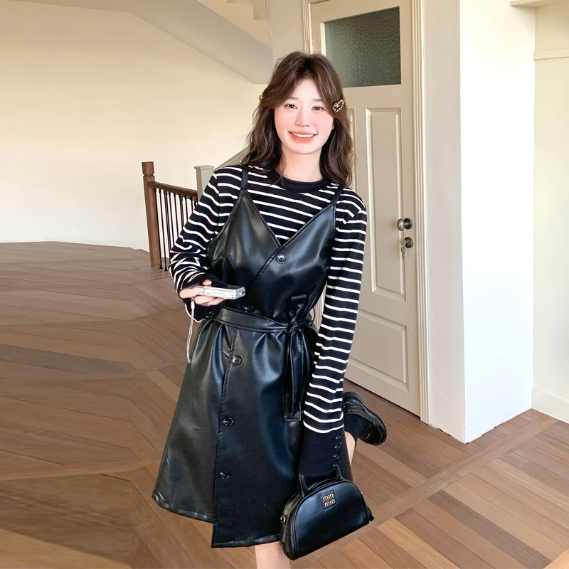 轻熟风气质套装裙女2025春秋新款条纹打底衫PU皮收腰吊带裙两件套