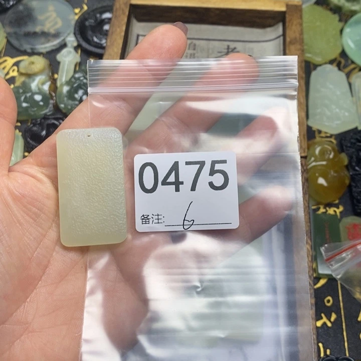 蛇纹石玉颈饰合金绒*?