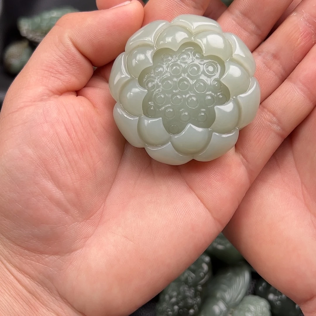 留***白和田玉未镶嵌颈饰