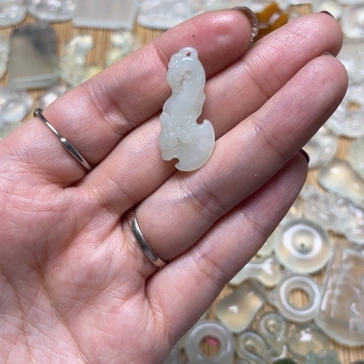 蛇纹石玉颈饰未镶嵌