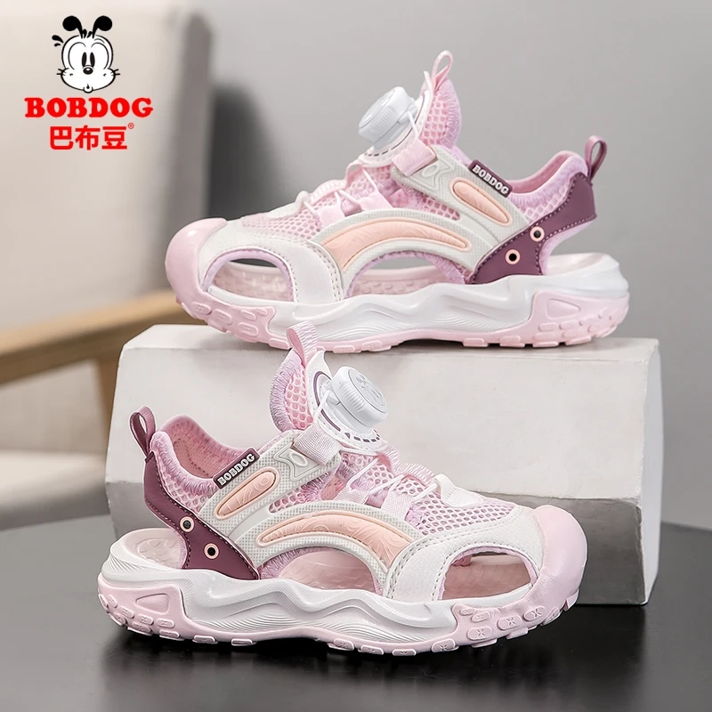 Bobdog/巴布豆女童包头凉鞋夏季2025防滑软底儿童旋转扣沙滩鞋子