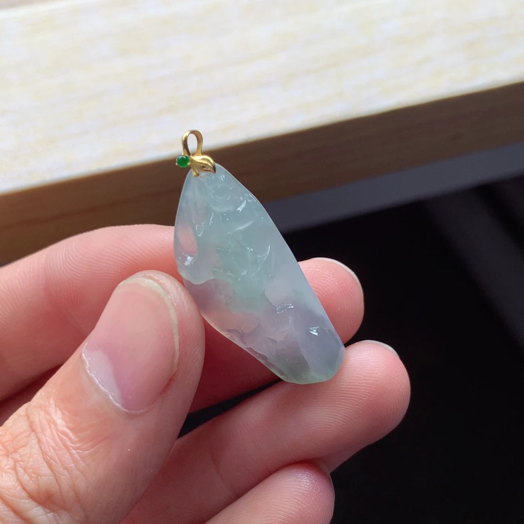 翡翠18K金镶嵌颈饰吊坠