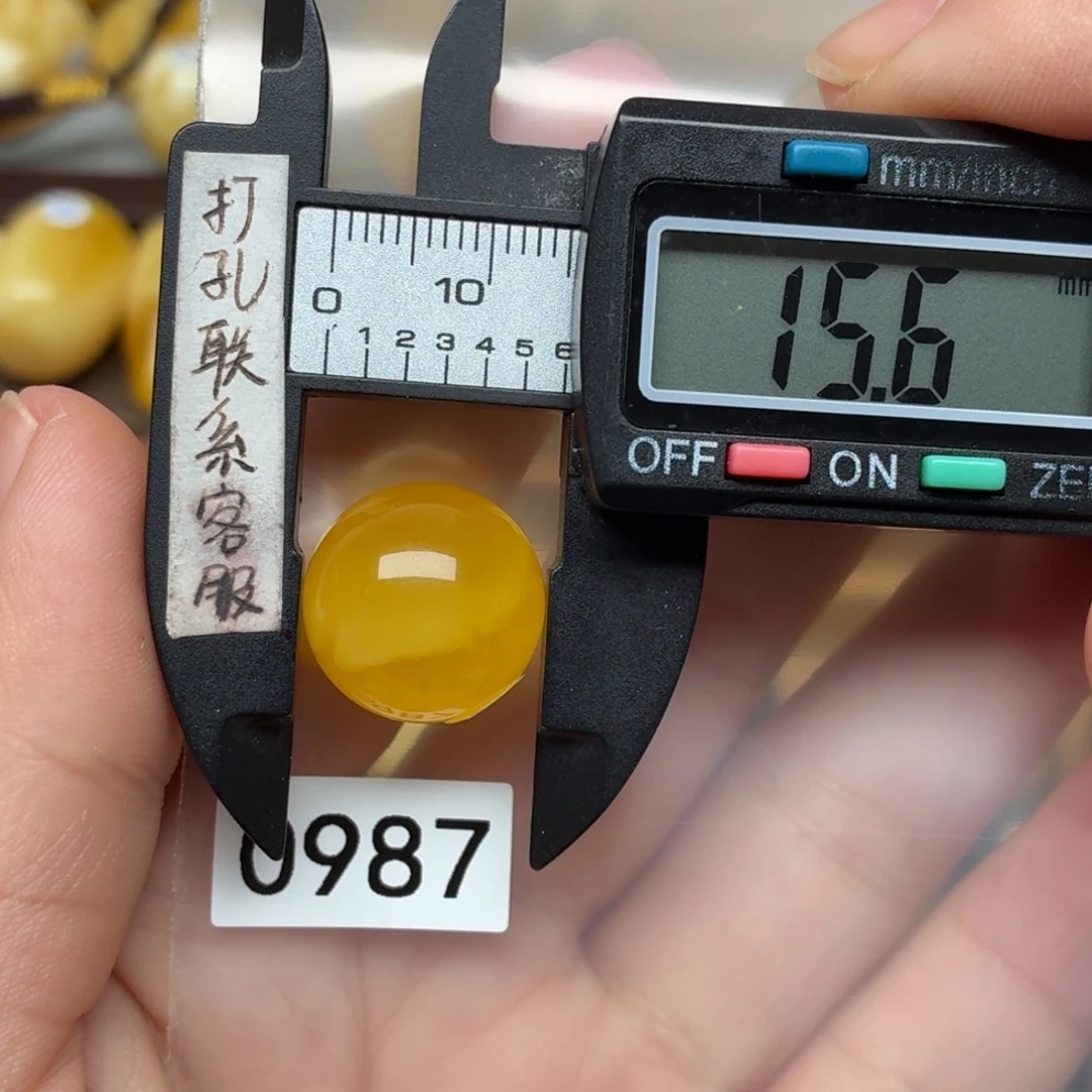 蜜蜡未镶嵌裸石微瑕焦皮料