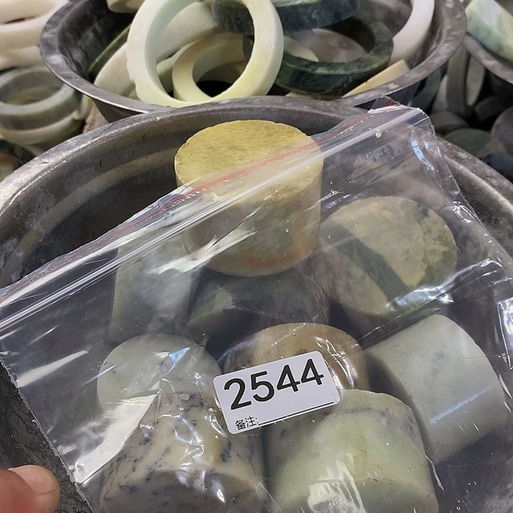 智***棠未镶嵌蛇纹石玉手镯