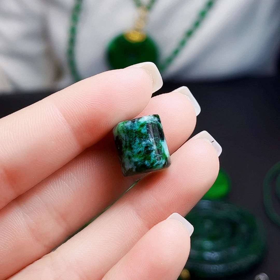 颈饰未镶嵌翡翠多样性