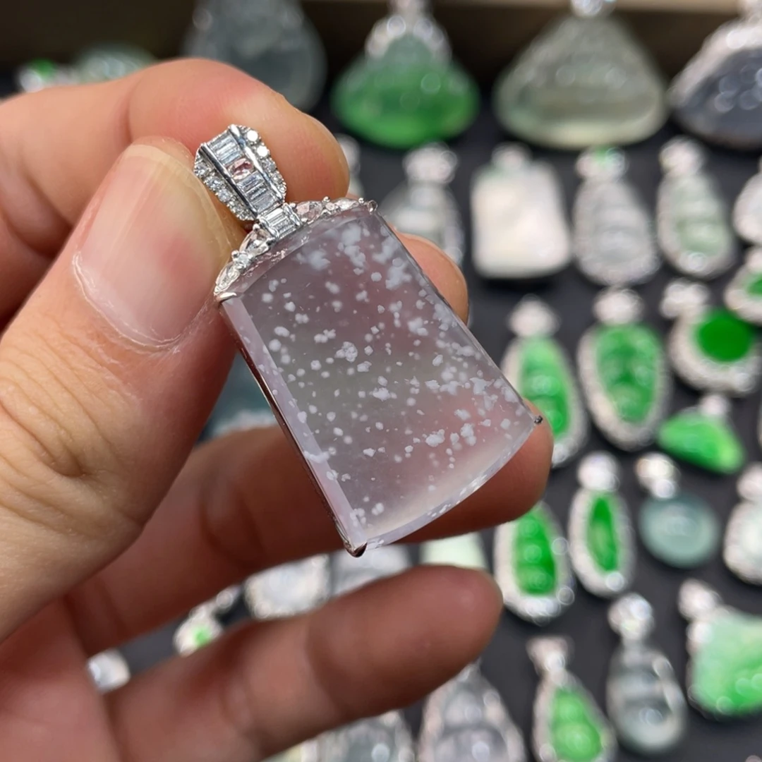 翡翠18K金镶嵌颈饰无事牌