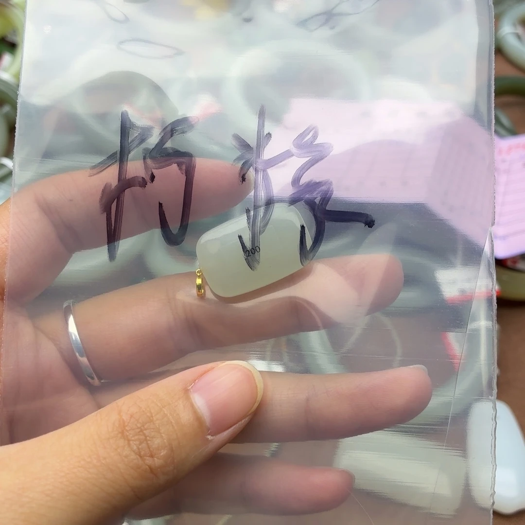 比***酸和田玉18K金镶嵌耳饰