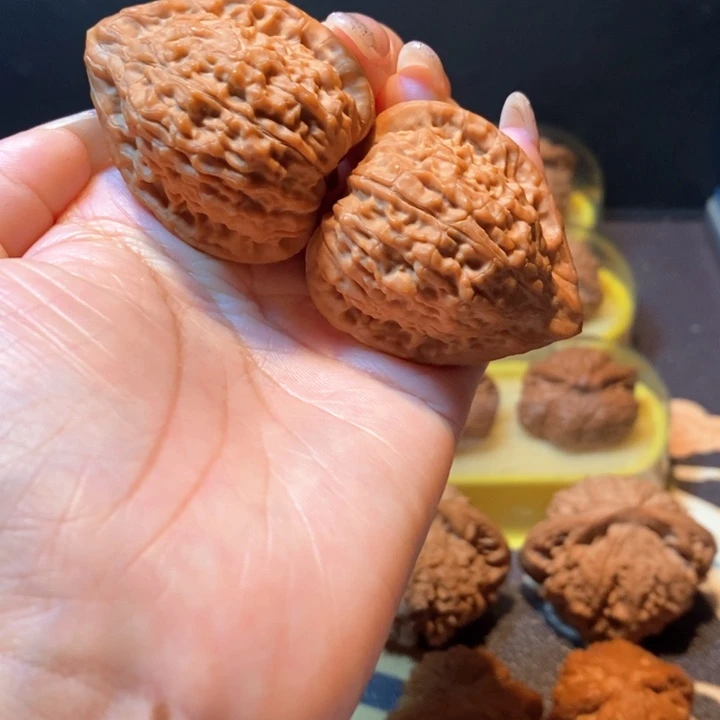 文玩核桃吊坠蛇王一抹红37