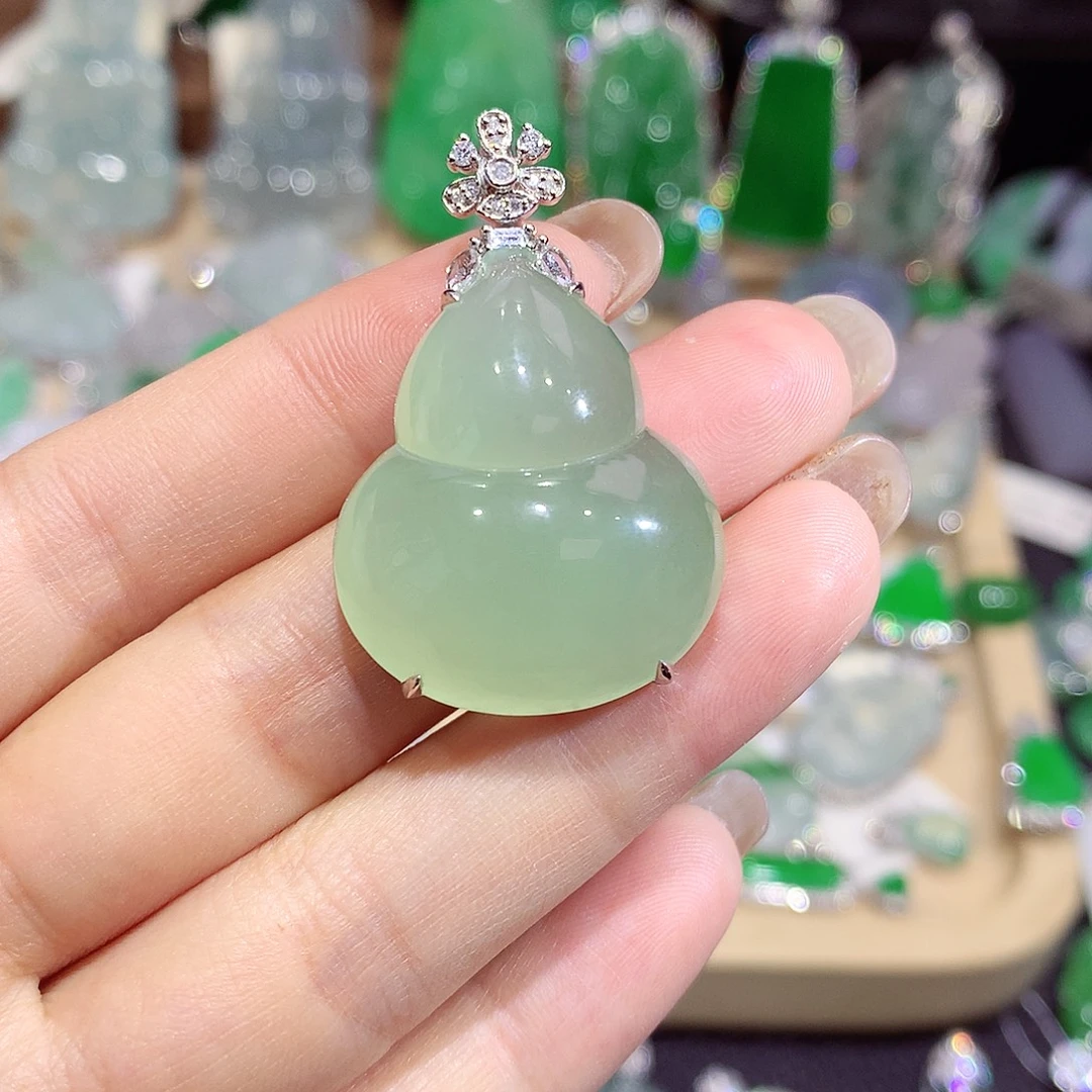 翡翠18K金镶嵌颈饰葫芦