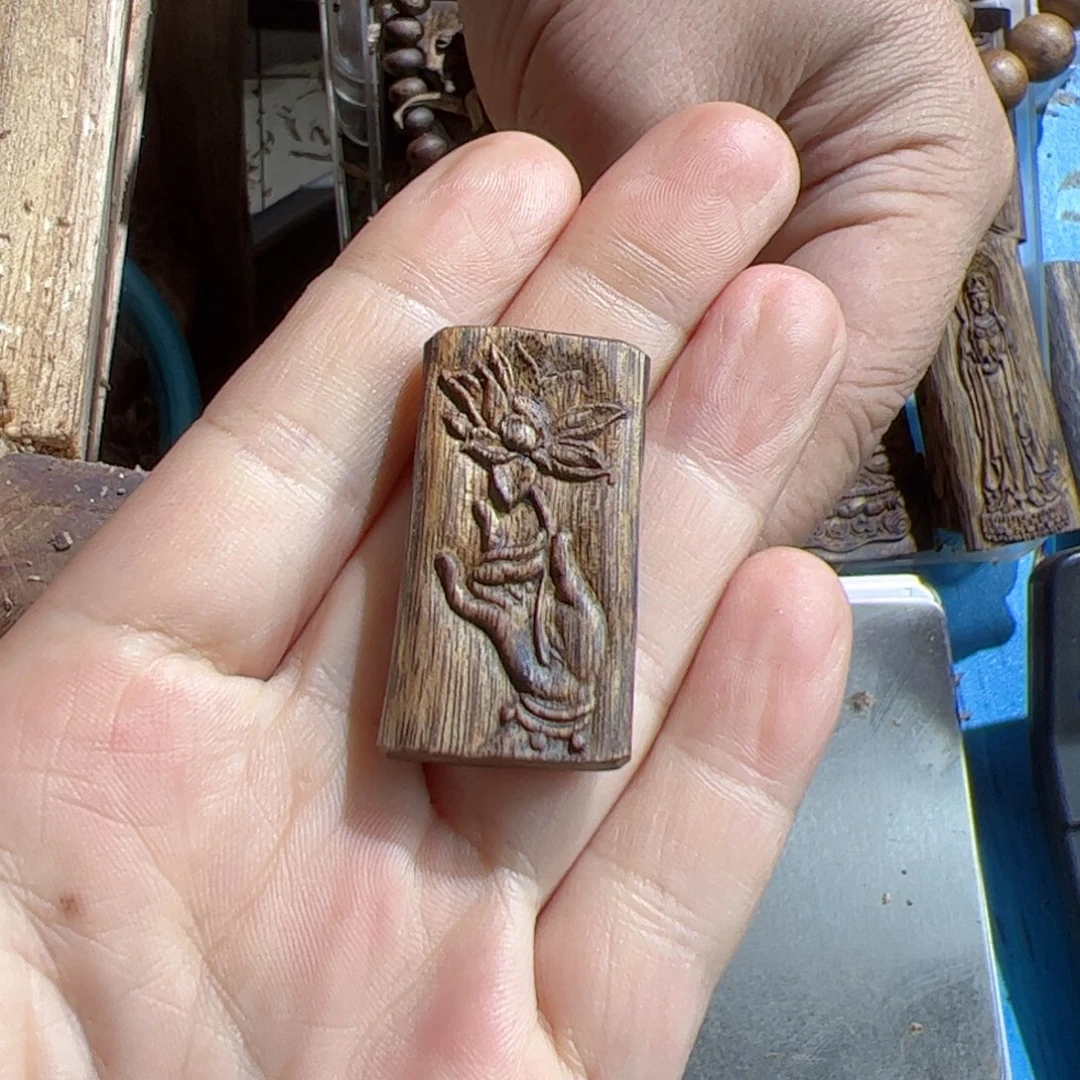 沉香吊坠白棋莲花手