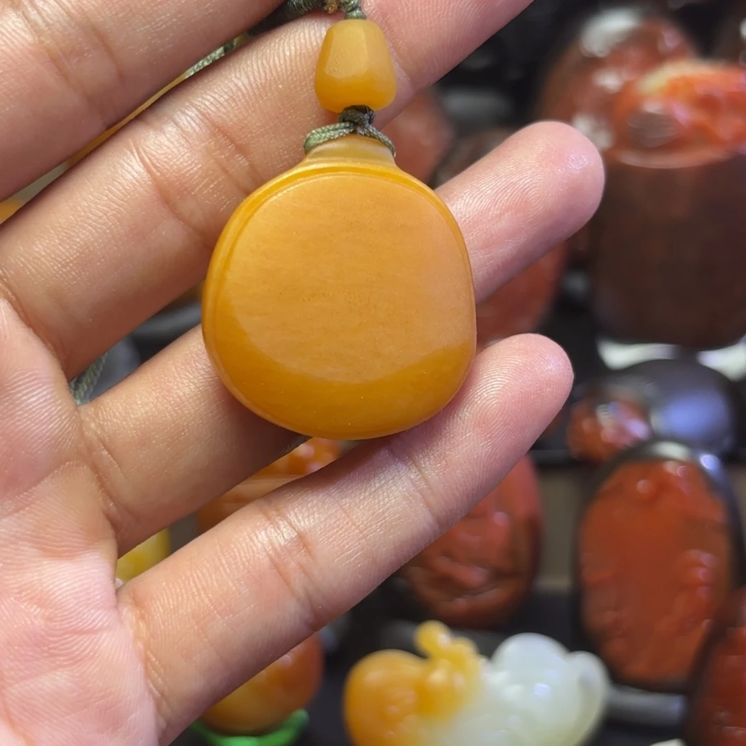 鲅***晏和田玉未镶嵌颈饰
