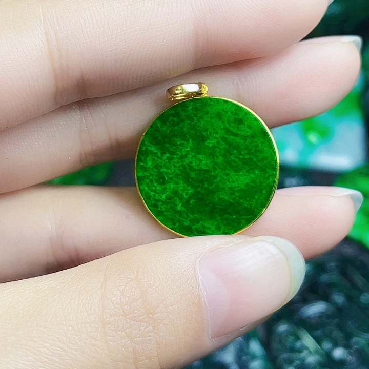 翡翠18K金镶嵌颈饰多样性