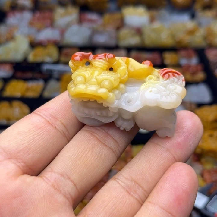 未镶嵌石英质玉（黄龙玉）颈饰