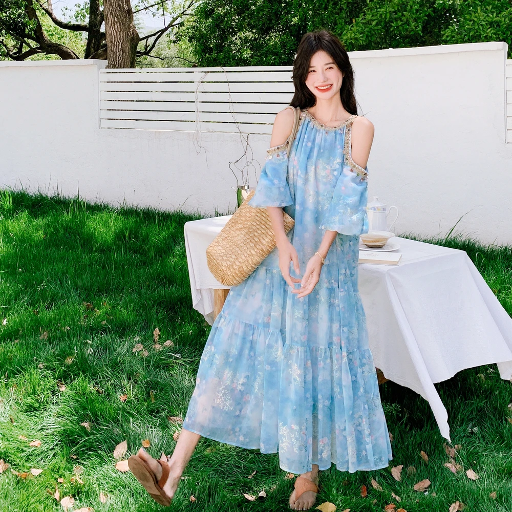蓝色露肩挂脖连衣裙女2025夏新款法式独特漂亮印花海边度假风长裙