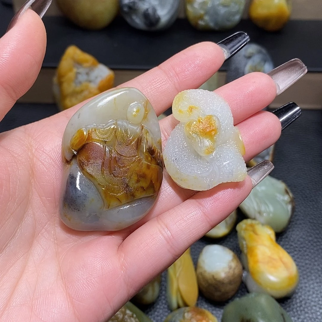 武***穆和田玉未镶嵌颈饰