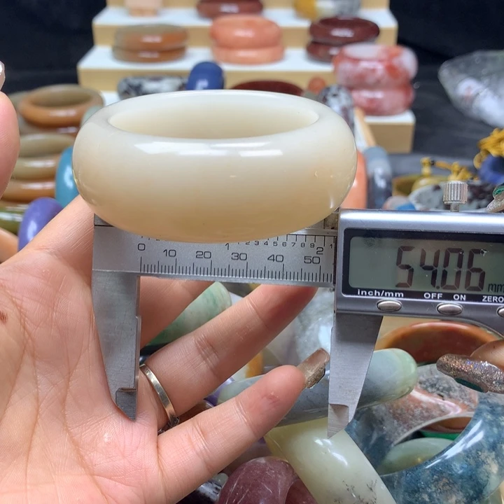 未镶嵌手镯石英质玉